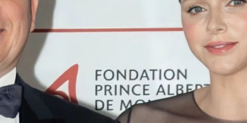Charlène de Monaco, aux bras d'Albert avec une robe Akris à 6 308 euros, le détail qui met en doute sa grossesse (photo)