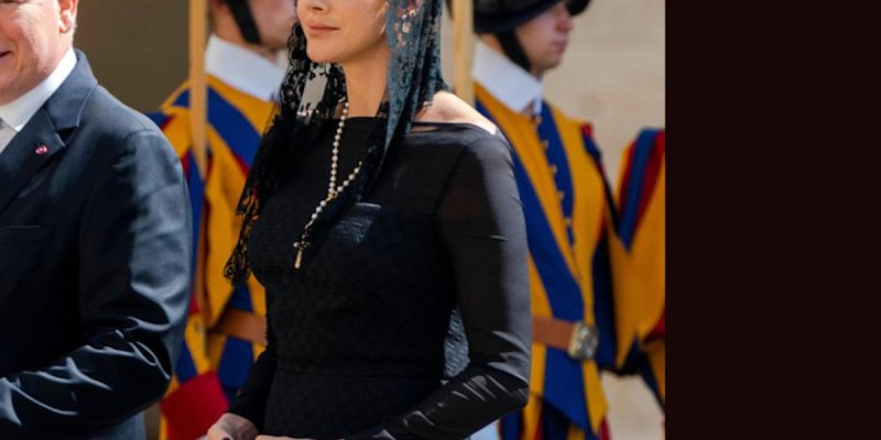 Charlène de Monaco - avec sa robe, elle viole le code vestimentaire du Vatican