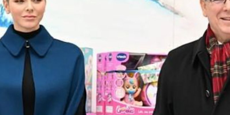 Charlène de Monaco enceinte, rondeurs suspectes à la distribution de cadeaux au Palais (photos)