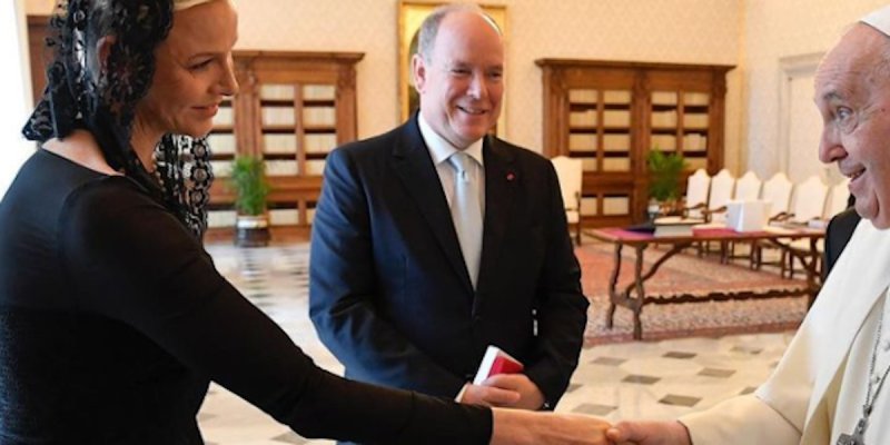 Charlène de Monaco intrigue au Vatican - Elle refuse un privilège du Pape François
