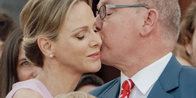Charlène de Monaco, plus accessible que jamais, un baiser d'Albert confirme tout !