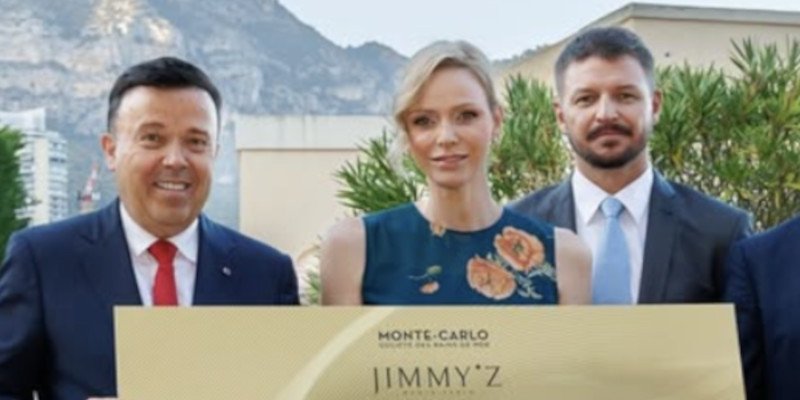 Charlène de Monaco reçoit deux gros chèques au Palais