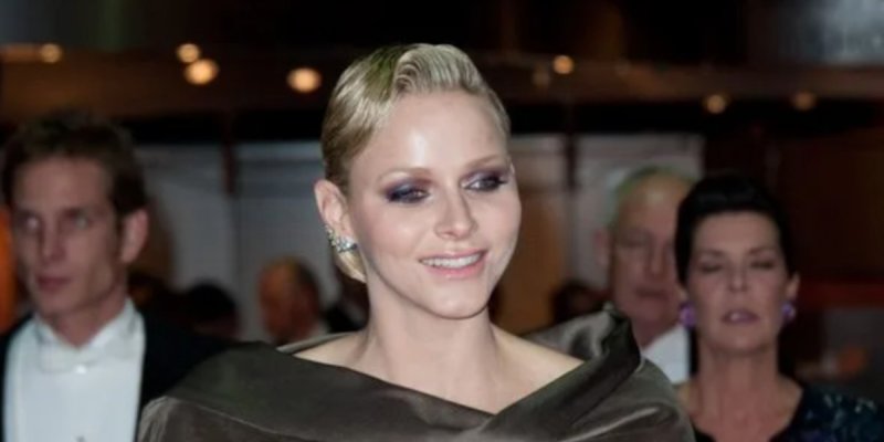 Charlène de Monaco surprend avec un nouveau look : cheveux mouillés et maquillage vampy