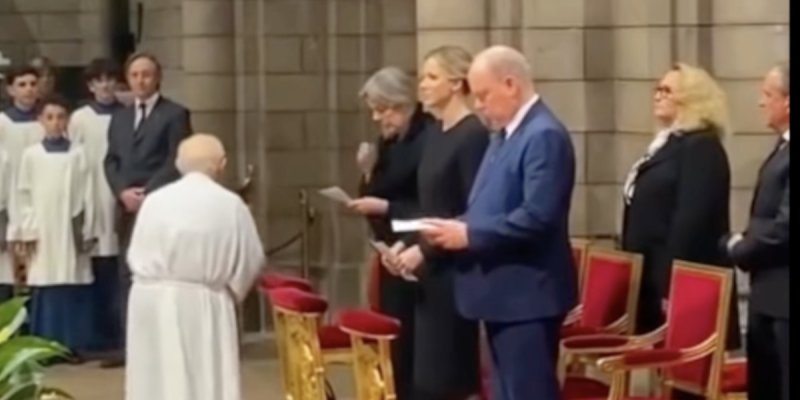 Charlène et Caroline de Monaco unies dans la douleur, un hommage au Pape