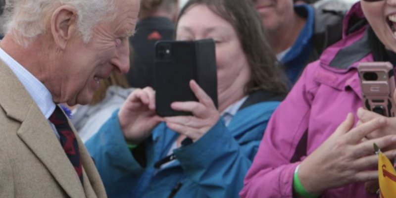 Charles III craque à Jersey sous les yeux de Camilla
