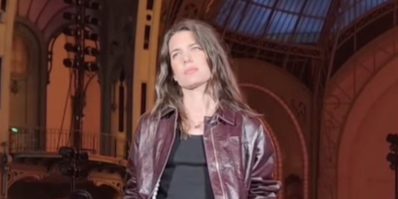 Charlotte Casiraghi choque au défilé Chanel : son allure simple fait débat