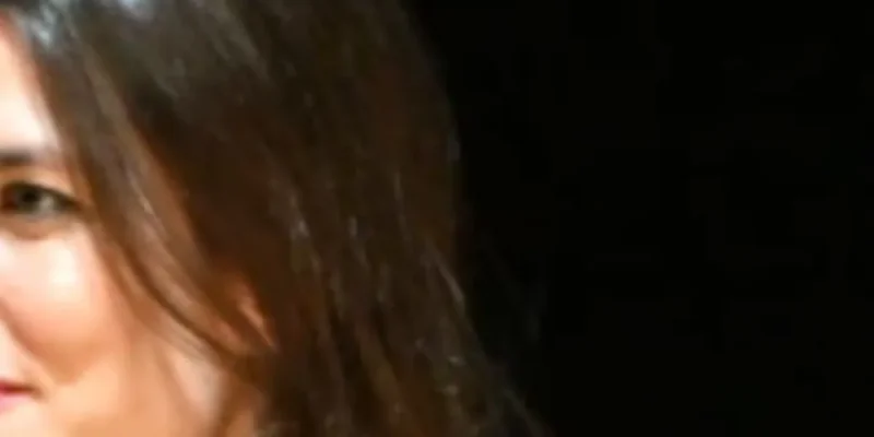 Charlotte Casiraghi enceinte, geste apaisant de Caroline de Monaco aux funérailles de Monseigneur Barsi