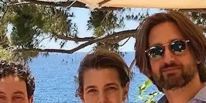 Charlotte Casiraghi et Dimitri Rassam, réfugiés chez Carole Bouquet à Pantelleria, une photo lunaire