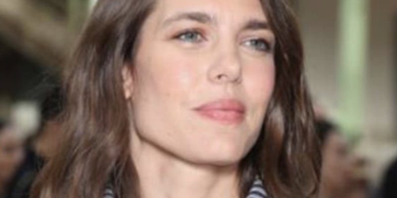 Charlotte Casiraghi, ses mocassins jaunes font sensation au Grand Dîner du Louvre