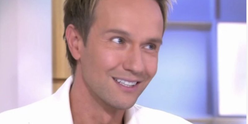 Cyril Féraud : Il donne le biberon à son fils entre deux émissions