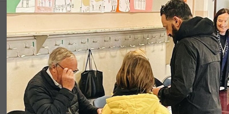 Cyril Hanouna « choque » le jour du vote, étrange look avec Lino, son fils