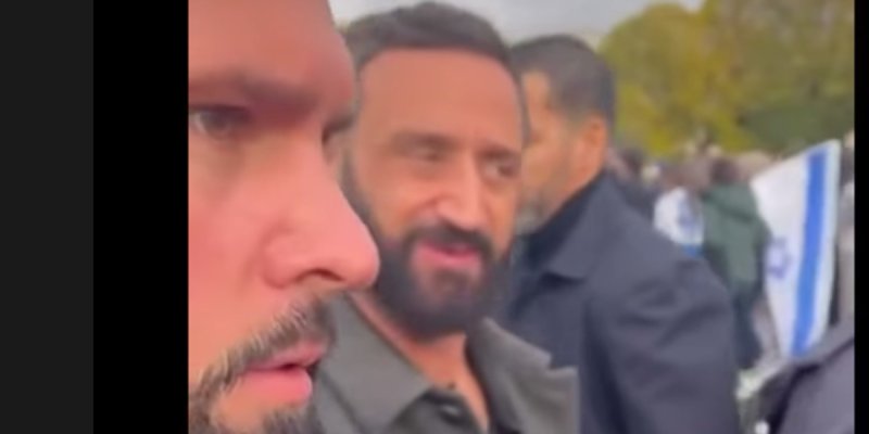 Cyril Hanouna escorté par un garde du corps, présence sous tension à la marche contre l'antisémitisme à Paris