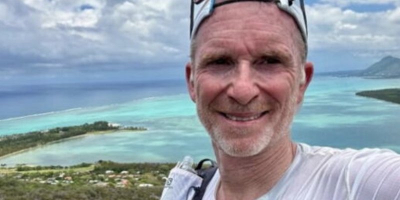 Denis Brogniart : sa convalescence au soleil après son opération du genou