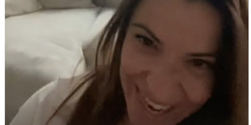 Denitsa Ikonomova soutient François Alu lors du marathon de Paris
