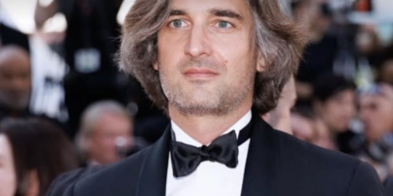 Dimitri Rassam en solo à Cannes : l'ombre de Charlotte Casiraghi plane encore