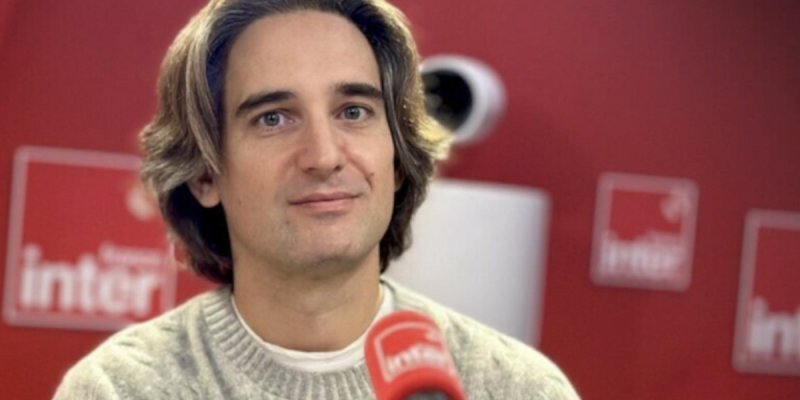 Dimitri Rassam en vacances avec ses enfants, message subliminal à Charlotte Casiraghi ?