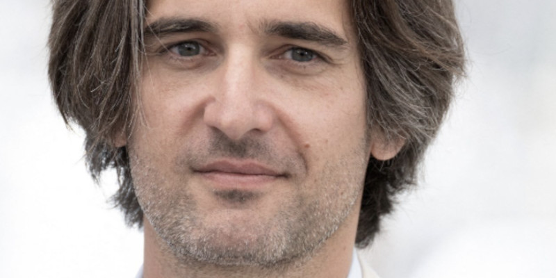 Dimitri Rassam profite du soleil… pendant que Charlotte Casiraghi vit une nouvelle romance