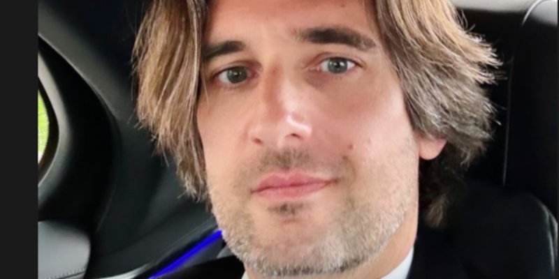 Dimitri Rassam : Un détail insolite dans le bureau de l'ex de Charlotte Casiraghi attire l'attention
