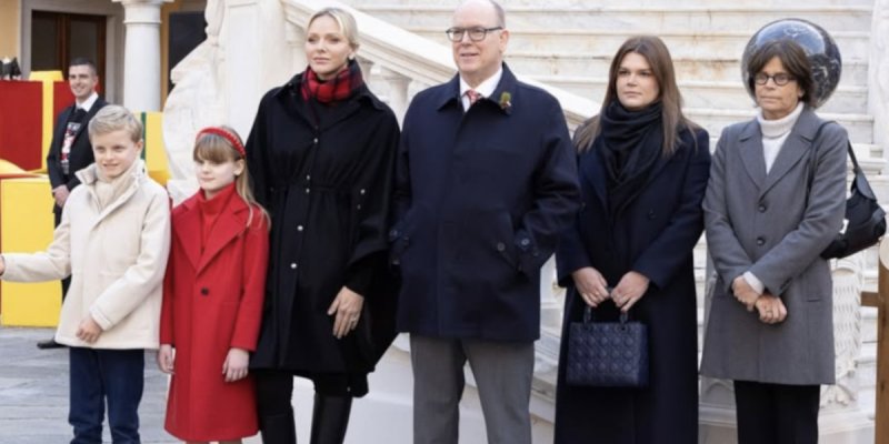 Distribution de Noël : Charlène et Albert Monaco et sa famille comblent les enfants