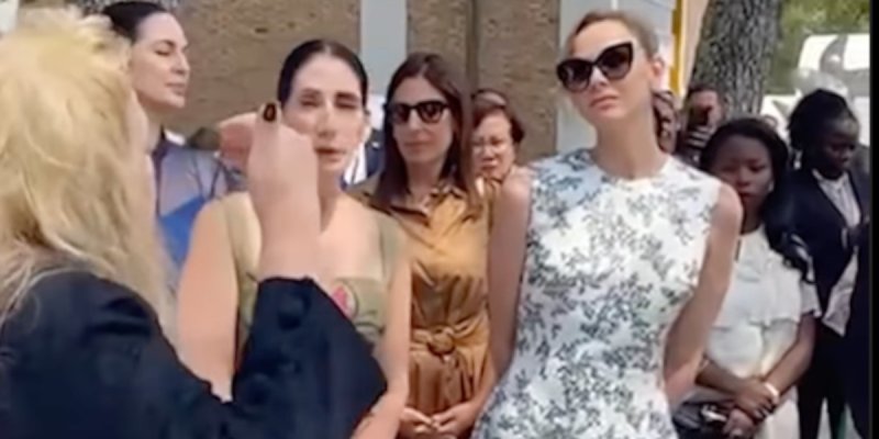 Élégante et apaisée, Charlène de Monaco rayonne en robe Emilia Wickstead