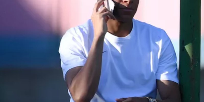 Emma Smet - Blessé et seul, Kylian Mbappé multiplie les SOS en Croatie