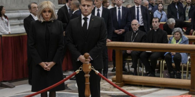 Emmanuel et Brigitte Macron, consigne imposée aux funérailles de Pape François