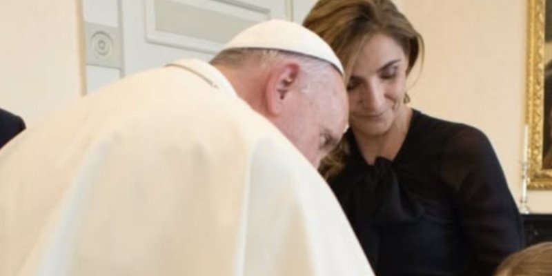Emmanuel-Philibert : clin d'œil à Clotilde Courau aux funérailles du Pape