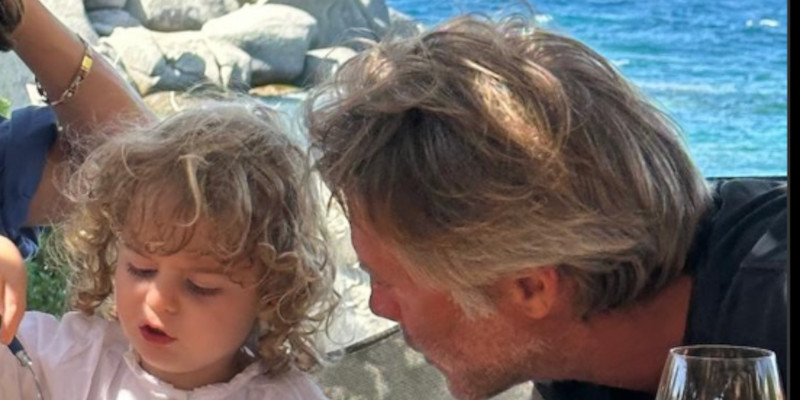 Emmanuel-Philibert de Savoie retrouve Clotilde Courau à l'Ile de Cavallo