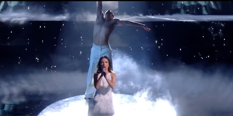 Enola (Star Academy) fait pleurer Karine Ferri, émouvante reprise de Grégory Lemarchal sur TF1 (vidéo)