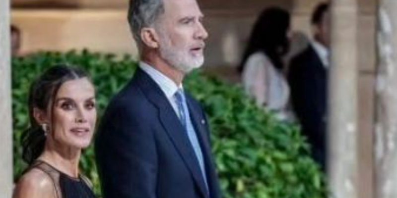 Felipe et la reine Letizia d'Espagne seuls face au drame de Valence