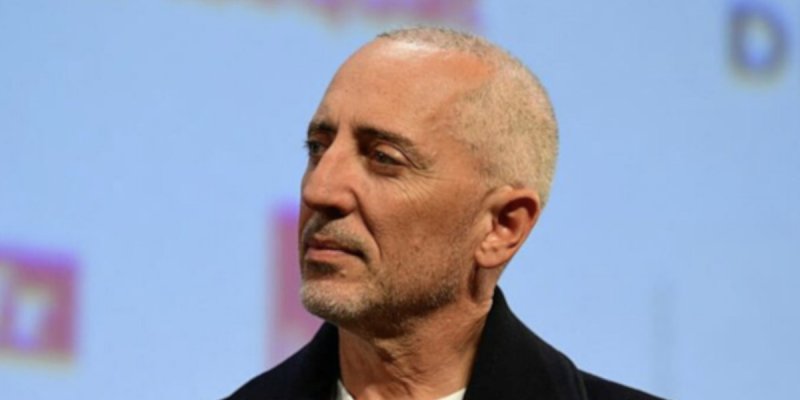 Gad Elmaleh se met à nu » et explique pourquoi il « se sent moins vieux » avec les cheveux blancs ?