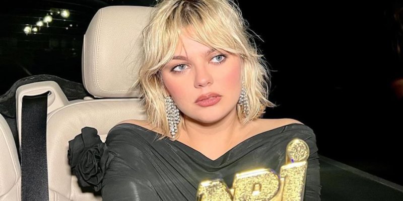 Insolite aux NMA : Louane tente l'expérience culinaire avec son trophée ! (Photo)