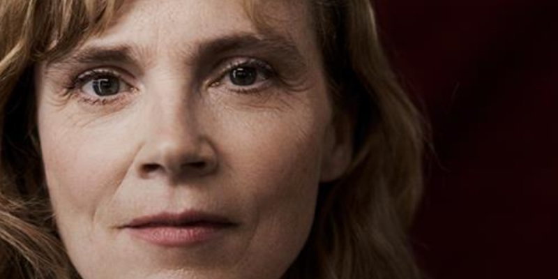 Isabelle Carré lève le voile sur son agression et réagit à la tribune en faveur de Gérard Depardieu