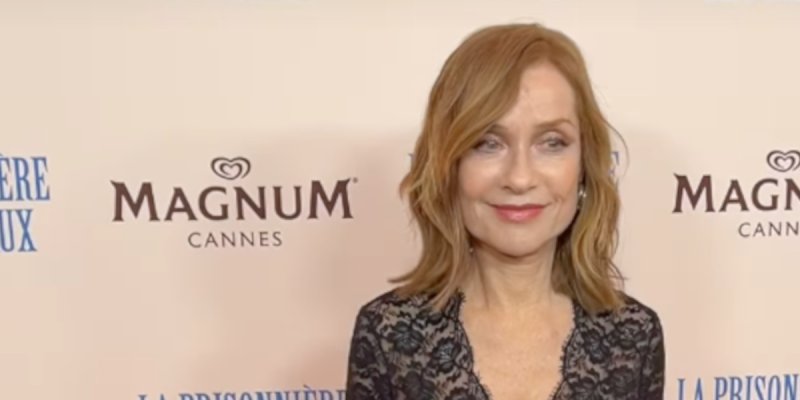 Isabelle Huppert : Mal à l'aise au photocall de "La Prisonnière de Bordeaux (vidéo)