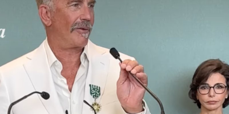 « J'ai cru que... », ce geste de Rachida Dati avec Kevin Costner qui laisse dubitatif (vidéo)
