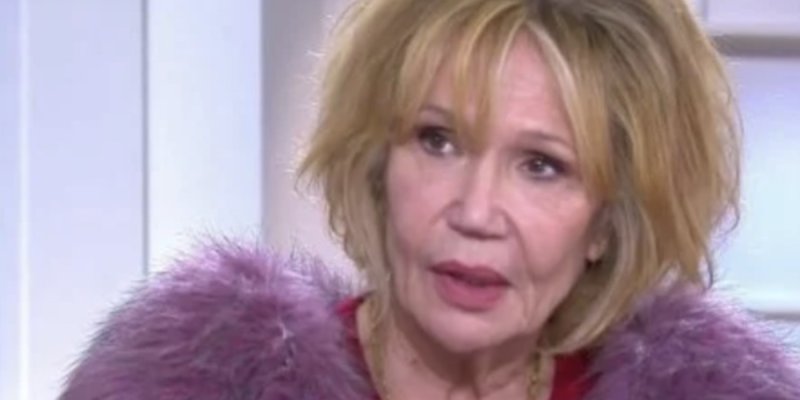 « J'ai guéri grâce à … » : Clémentine Célarié raconte son combat contre le cancer