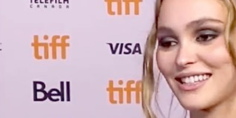 Jack et Lily-Rose Depp sidérés par Johnny Depp, blessé en Hongrie après une bagarre (photo)