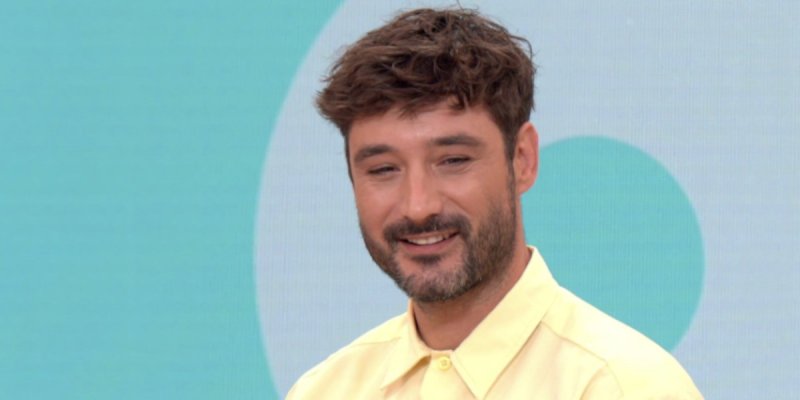 Jérémy Frérot pose ses valises dans l'appartement de Shy'm à Paris