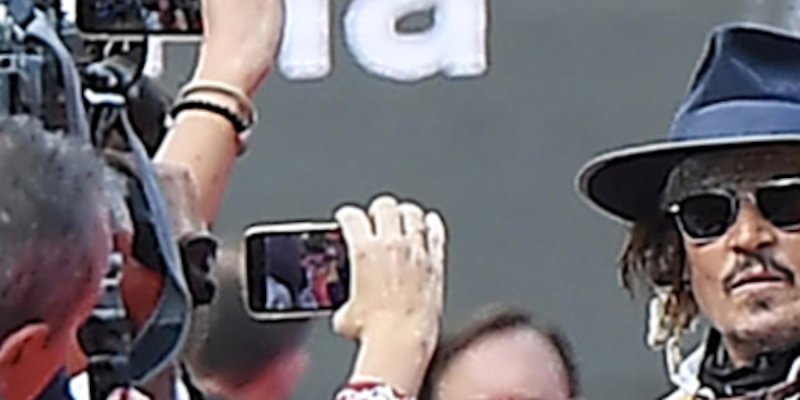 Johnny Depp en superstar à Rome - son clin d'œil à Vanessa Paradis, piler dans l'épreuve