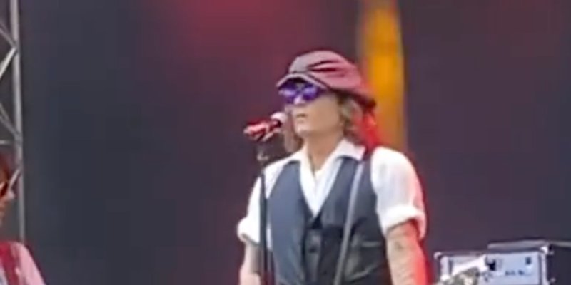 Johnny Depp fin de galère, sourire retrouvé à Helsinki avant ses retrouvailles avec Vanessa Paradis à Paris (vidéo)