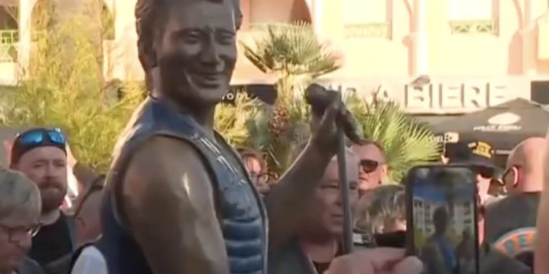 Johnny Hallyday : la statue de Fréjus critiquée par les fans et Cyril Hanouna