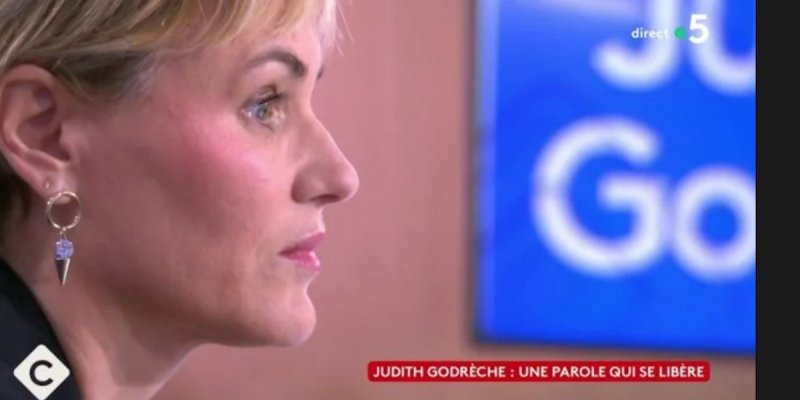 Judith Godrèche embarrassée par les mots crus d'Anne-Elisabeth Lemoine