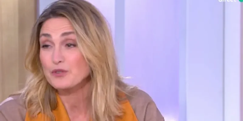 Julie Gayet invitée de Claire Chazal - Curieuse particularité physique qu'elle partage avec Carla Bruni