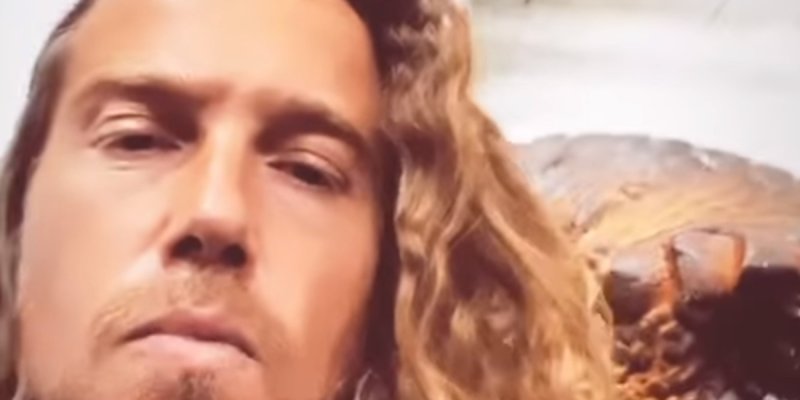 Julien Doré, gros souci en tournée, son SOS lunaire au roi de Belgique
