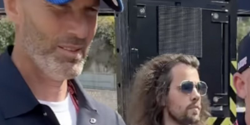 Julien Doré ou simple agent de sécurité ? Un détail surprend à Monaco