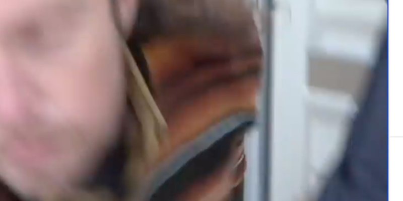 Julien Doré ridiculisé face à Virginie Efira, sa réaction (vidéo)