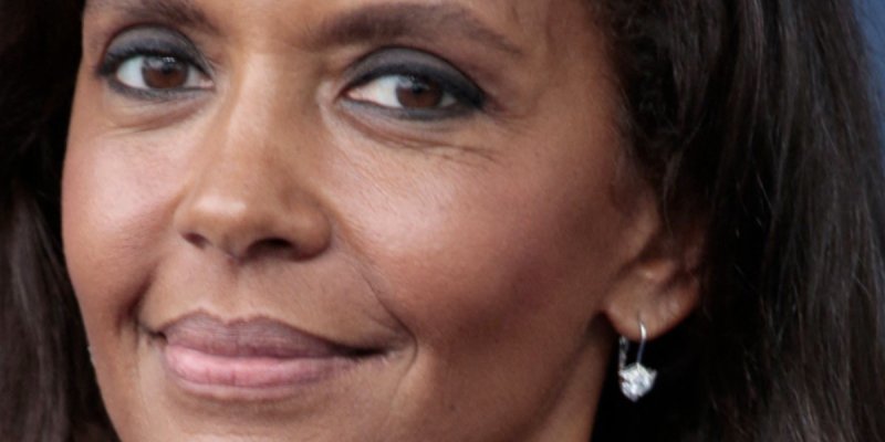 Karine Le Marchand face à un dilemme : quitter M6 ou côtoyer Cyril Hanouna ?
