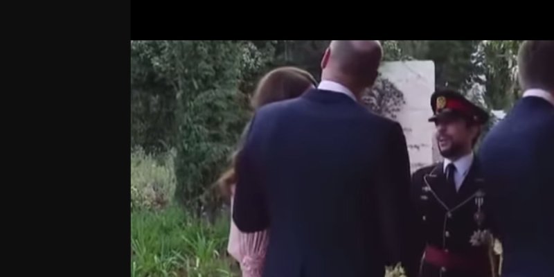Kate Middleton éblouit dans une robe Elie Saab au mariage du prince Hussein, la curieuse de critiques de Camilla Parker-Bowles (vidéo)