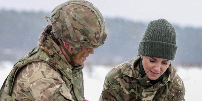Kate Middleton en uniforme d'Irish Guards à Salisbury, la curieuse attaque de Meghan Markle et Harry