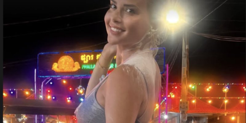Kelly Vedovelli célèbre le Songkran en Thaïlande